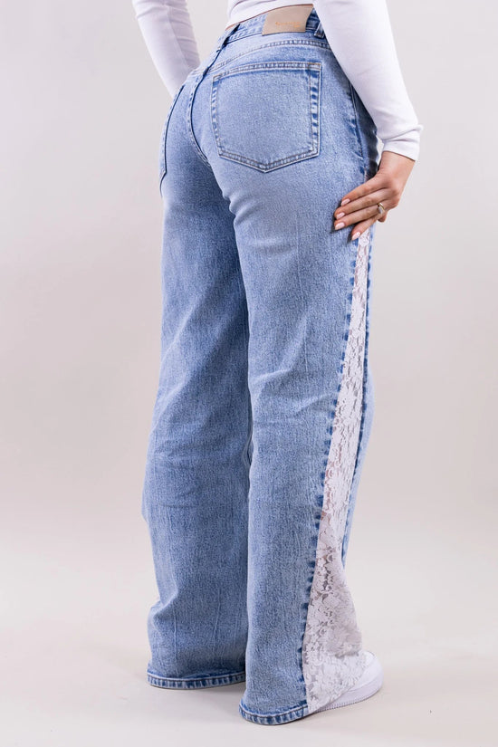 Le Jean BBL en Dentelle Virale